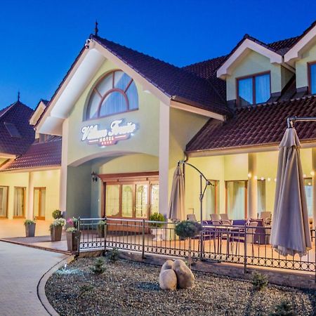 Hotel Viliam Frano นิตรา ภายนอก รูปภาพ