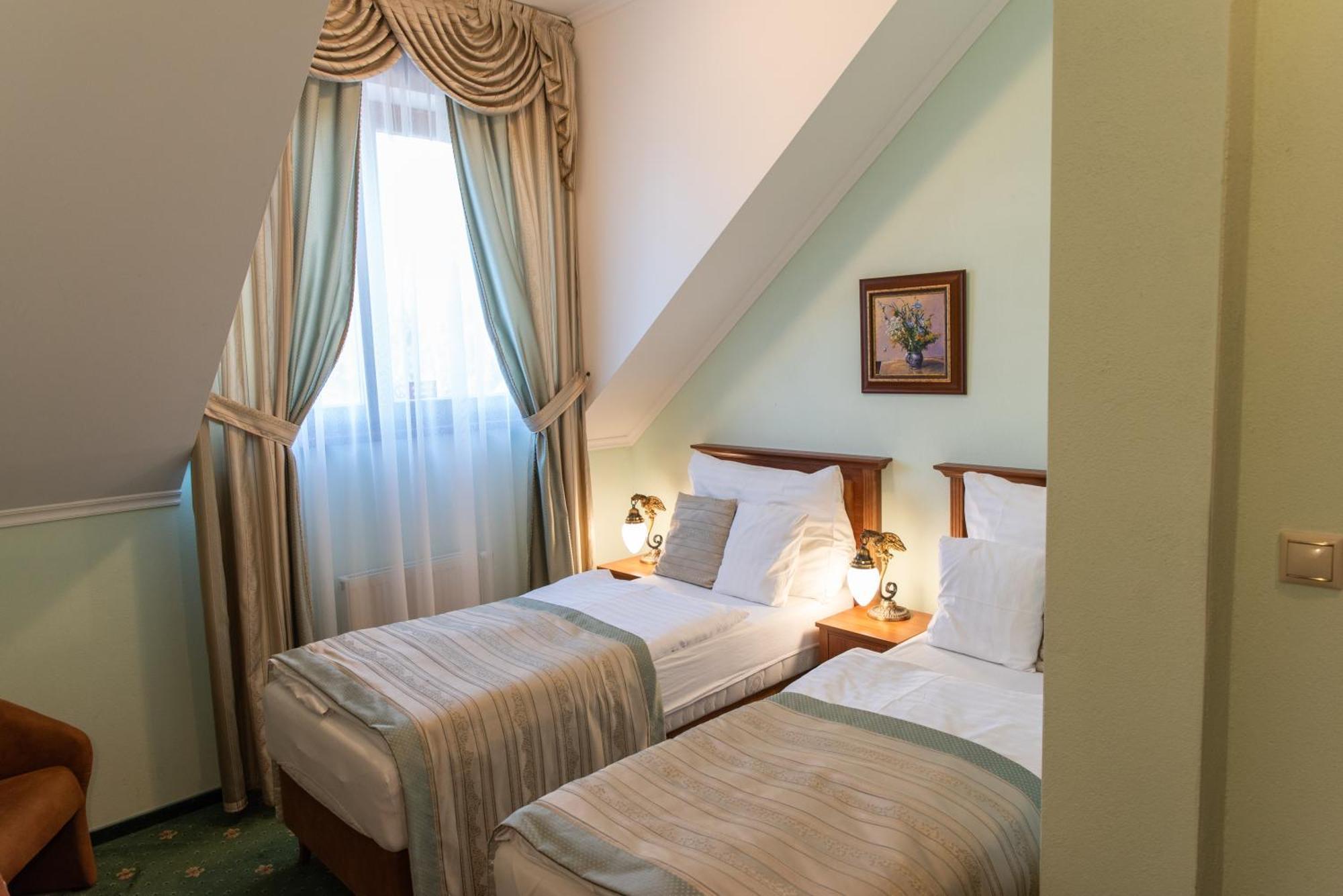 Hotel Viliam Frano นิตรา ภายนอก รูปภาพ