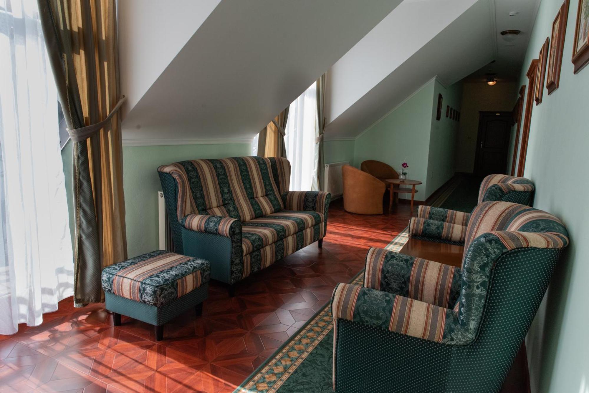 Hotel Viliam Frano นิตรา ภายนอก รูปภาพ