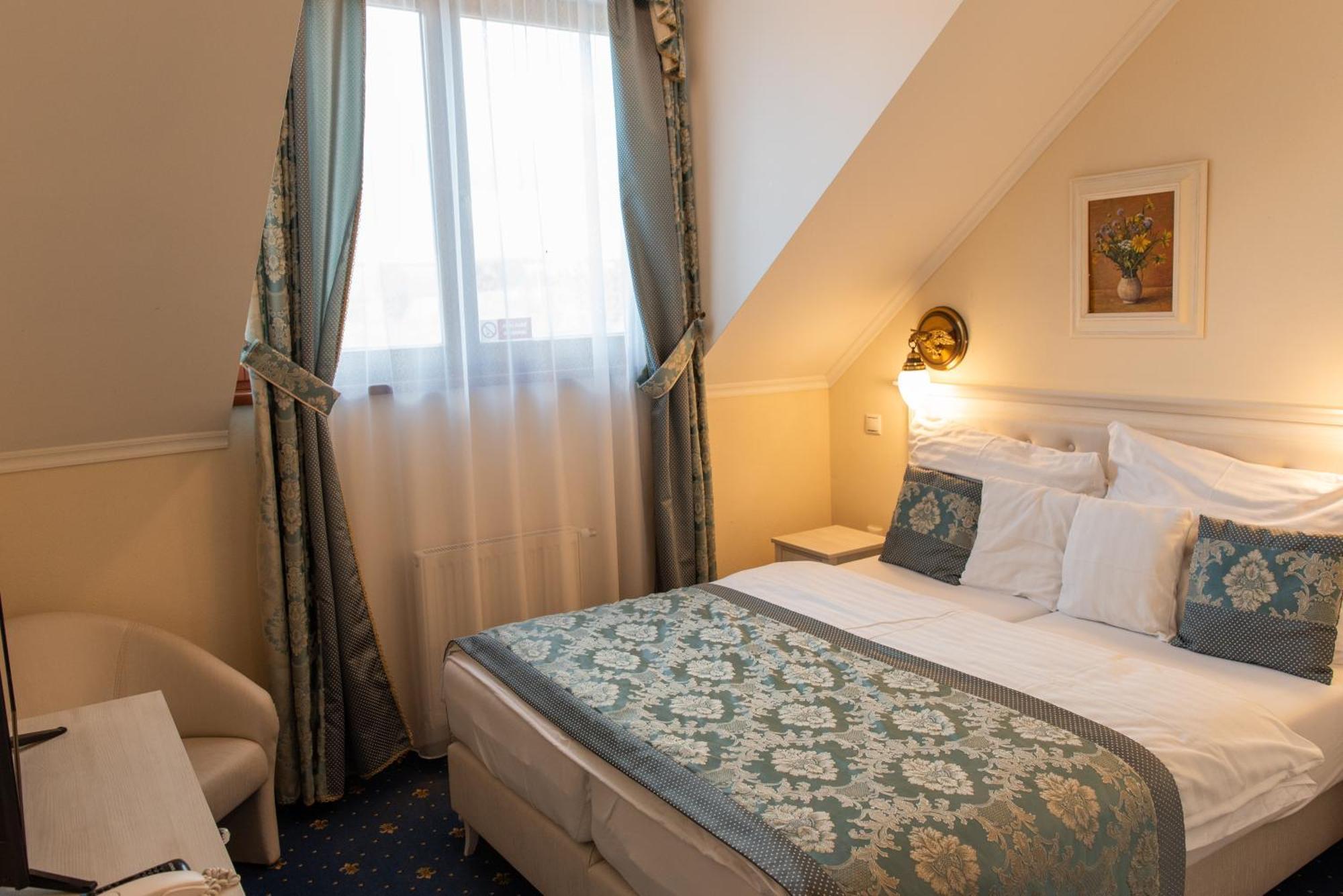 Hotel Viliam Frano นิตรา ภายนอก รูปภาพ