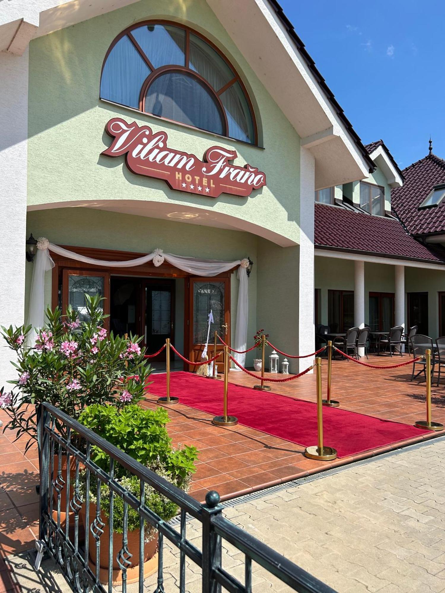 Hotel Viliam Frano นิตรา ภายนอก รูปภาพ