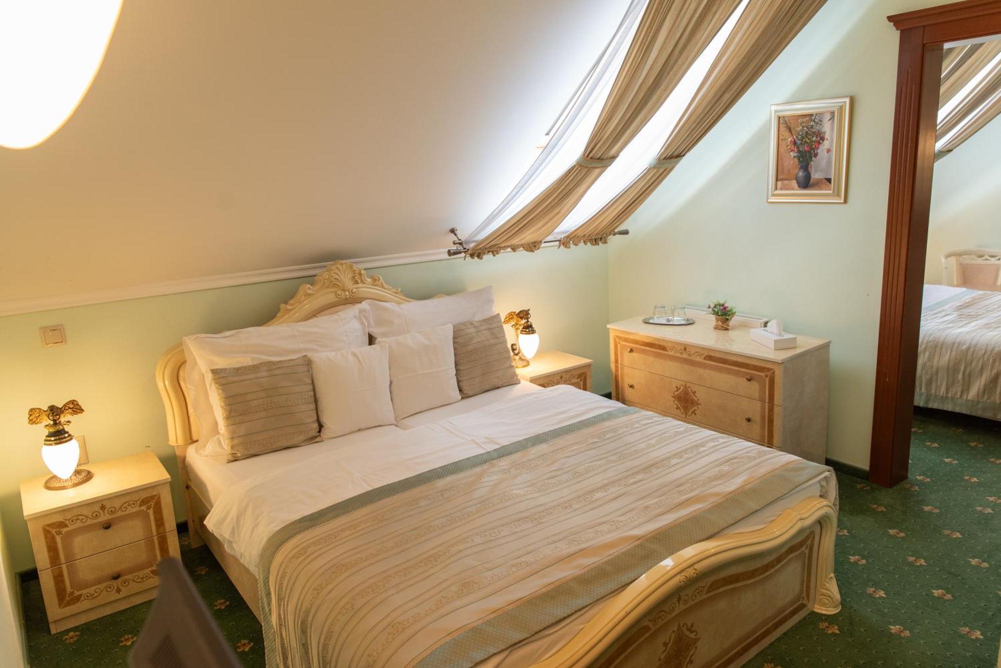 Hotel Viliam Frano นิตรา ภายนอก รูปภาพ