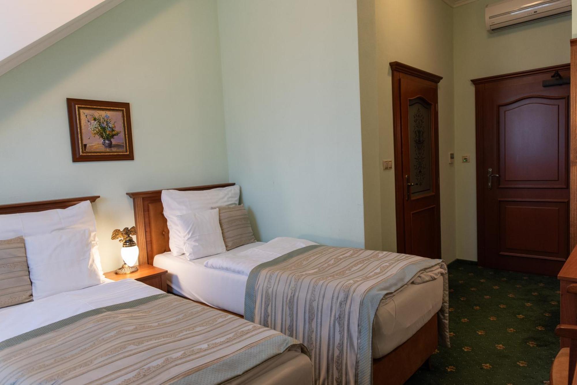 Hotel Viliam Frano นิตรา ภายนอก รูปภาพ