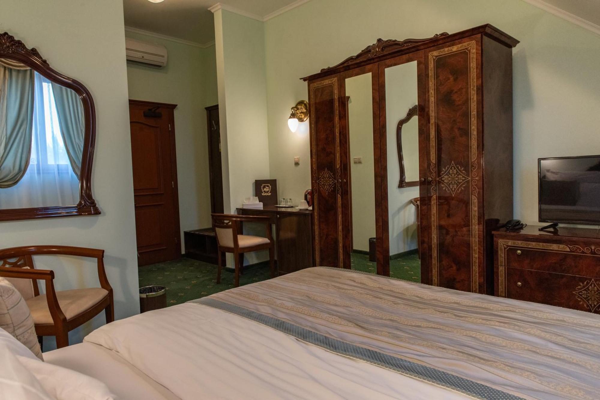 Hotel Viliam Frano นิตรา ภายนอก รูปภาพ