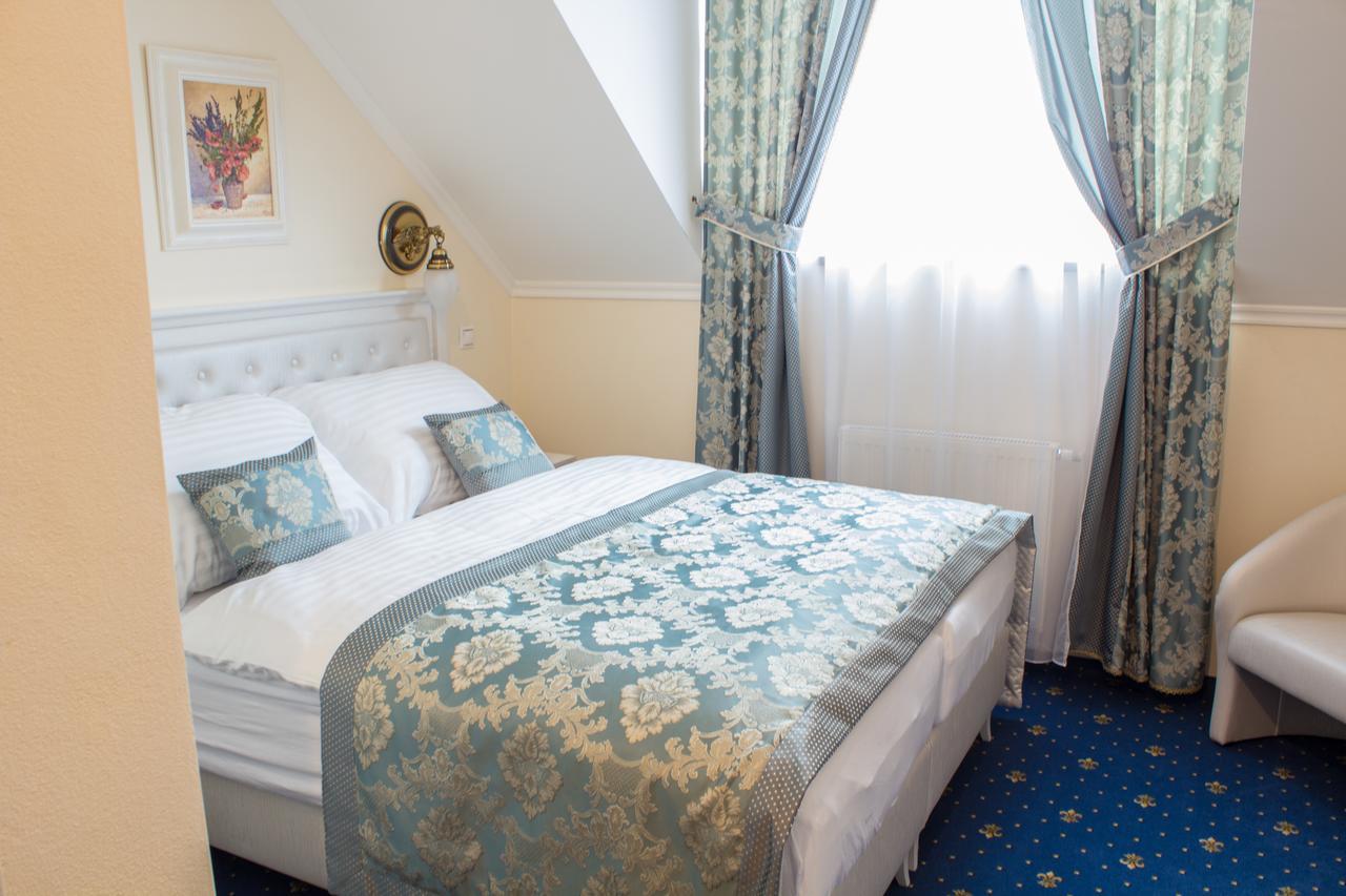Hotel Viliam Frano นิตรา ภายนอก รูปภาพ