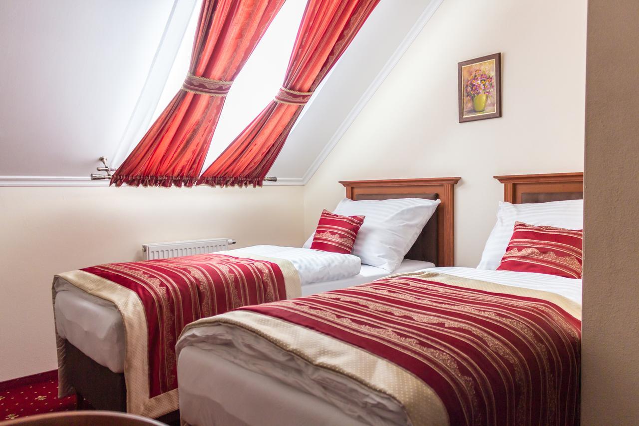 Hotel Viliam Frano นิตรา ภายนอก รูปภาพ
