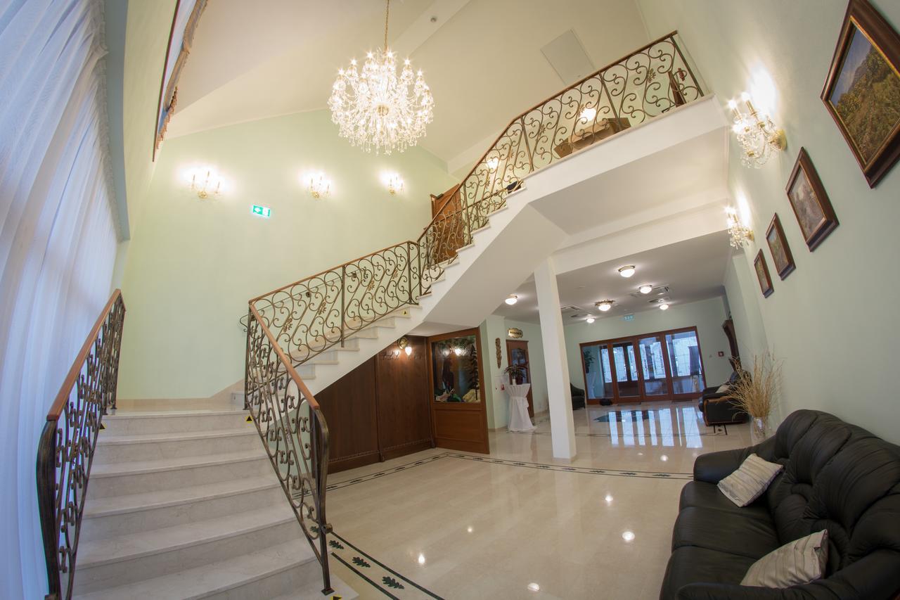 Hotel Viliam Frano นิตรา ภายนอก รูปภาพ