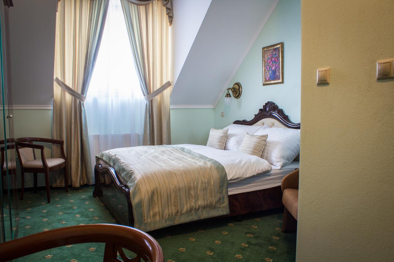 Hotel Viliam Frano นิตรา ภายนอก รูปภาพ