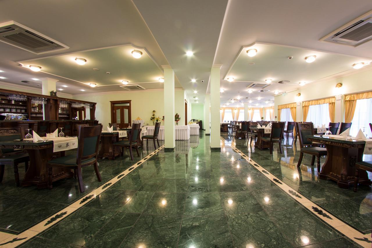 Hotel Viliam Frano นิตรา ภายนอก รูปภาพ