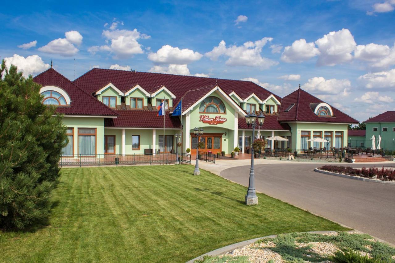 Hotel Viliam Frano นิตรา ภายนอก รูปภาพ